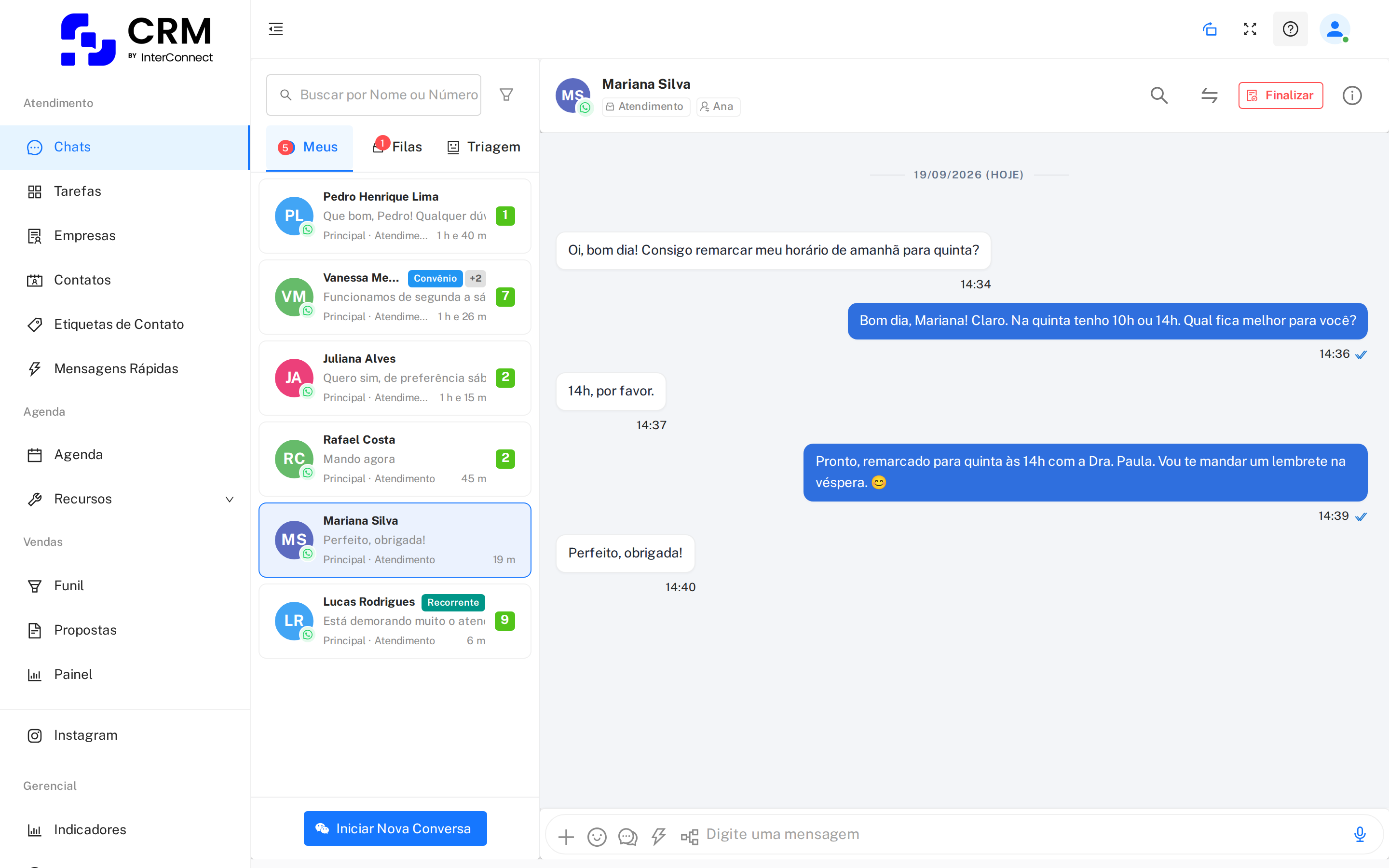 Caixa de entrada do CRM com a conversa de uma paciente remarcando o horário e a fila de atendimentos ao lado.